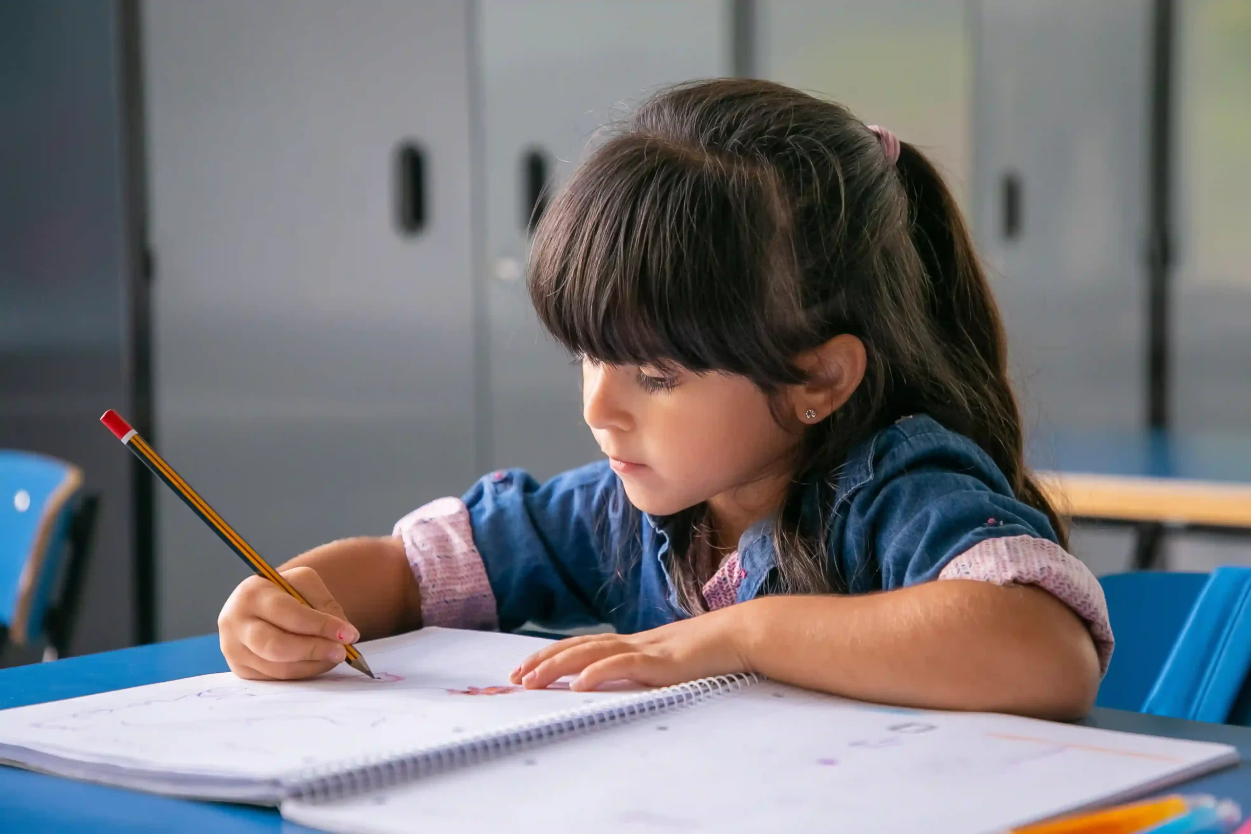 A kid representing the students of the best online tuition classes.